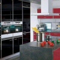 cocina con muebles rojos y negros