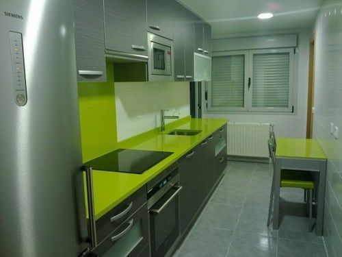 Muebles baño verde pistacho ~ dikidu.com Cocina pequeña color burdeos