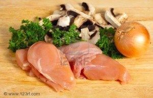 5672397 ingredientes para una comida de pollo y champi ones pechuga de pollo crudo champi ones cebolla y per