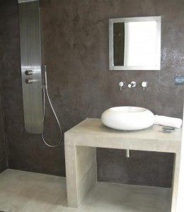 Baño minimalista de cemento alisado