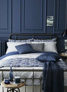 dormitorio matrimonial pared azul