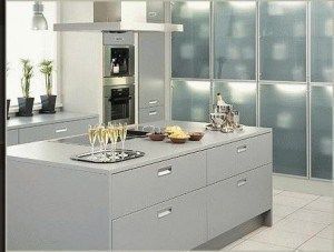 Cocina moderna con muebles blancos y grises