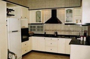 Muebles blancos y negros para tu cocina