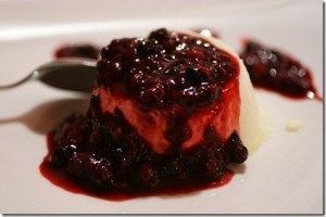 Postres deliciosos preparados con frutos del bosque