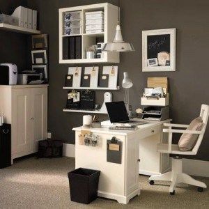 Oficina con tonos oscuros para tu casa