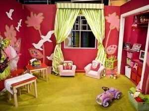 Cuarto para juegos para niñas decorado con aves