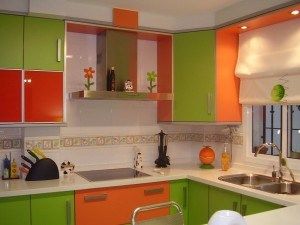 cocina verde y naranja