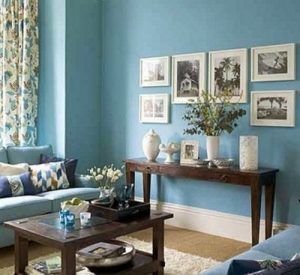 living pared de color celeste