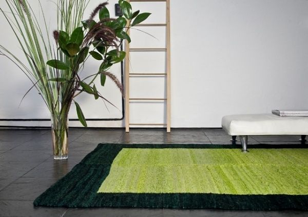 alfombra verde para living con pisos oscuros
