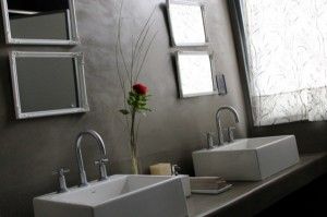 baño de lujo revestido con cemento alisado