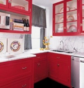 cocina roja con muebles clasicos