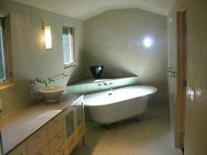 paredes de baño chico revestidos con cemento alisado