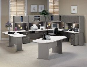 muebles grises y blancos en las oficinas