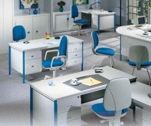 oficina con alfombra gris y muebles conbinados en blanco y azul