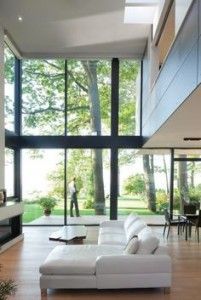 casa moderna con ventanales de hierro forjado