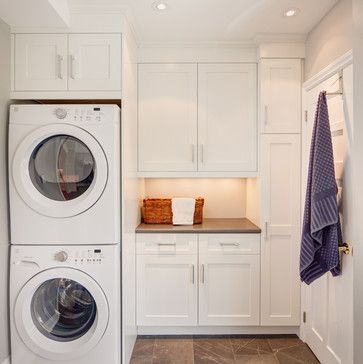 lavadero con armario con secadora y lavarropa