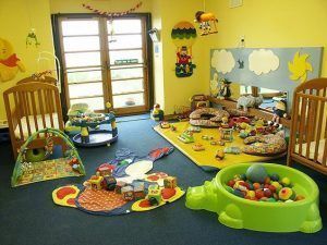 sala de juegos amarilla para niños
