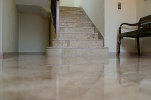 Escalera y piso de marmol Travertino Rustico