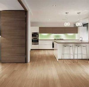 cocina con piso flotante laminado