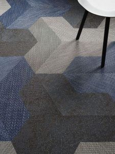 piso de alfombra modular de formas geometricas