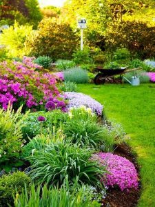 jardin en tonos violetas y lilas colores analogos