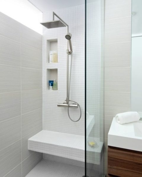 Baño con azulejos blancos de distintos tamaños