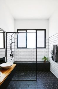 Baño con ceramicas en blanco y negro