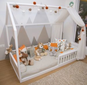 Cama estilo montessori para bebes con peluches de animales