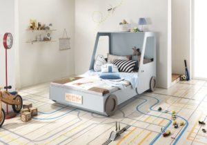 Cama estilo montessori para niños forma de auto