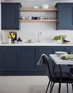 Cocina azul y blanco con detalles de madera