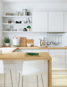 Cocina blanca con mesada de madera 1