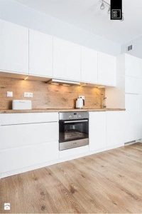 Cocina blanca y madera moderna