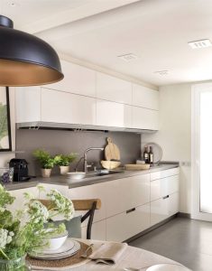 Cocina con muebles blancos y mesada gris 1