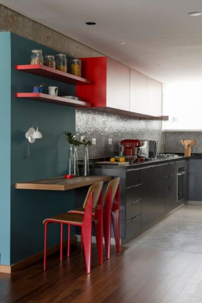 Cocina gris con muebles rojos
