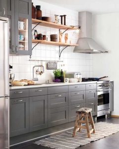 Cocina gris y bloanca con toques de madera