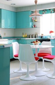 Cocina moderna con muebles turquesas