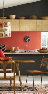 Cocina moderna pared roja mate y muebles grises