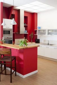 Cocina muebles blancos y pared roja