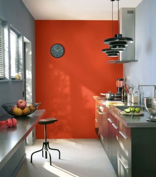 Cocina pared roja mueble grises