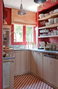 Cocina pared roja y muebles madera
