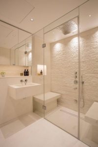 baño con ceramicas blancas de diferentes texturas