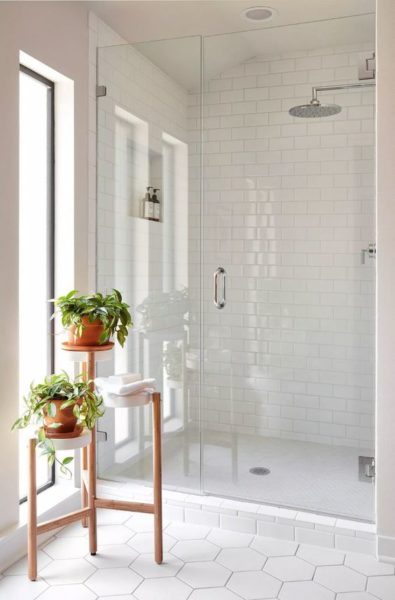 baños con azulejos blancos de distintas formas