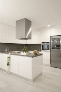 cocina blanca mesada gris