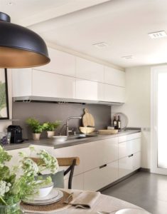 cocina con muebles blancos combinada con gris