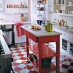 cocina pequeña con piso rojo y blanco