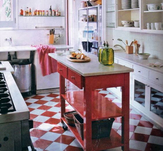 cocina pequeña con piso rojo y blanco