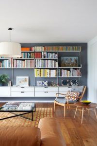 living moderno con biblioteca empotrada