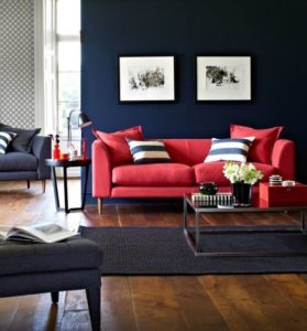 sala de estar azul oscuro con sofa rojo