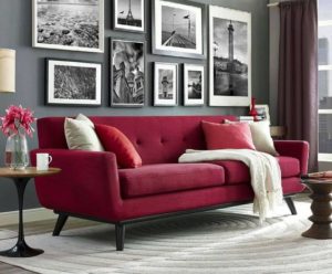 sofa rojo oscuro con pared gris oscura