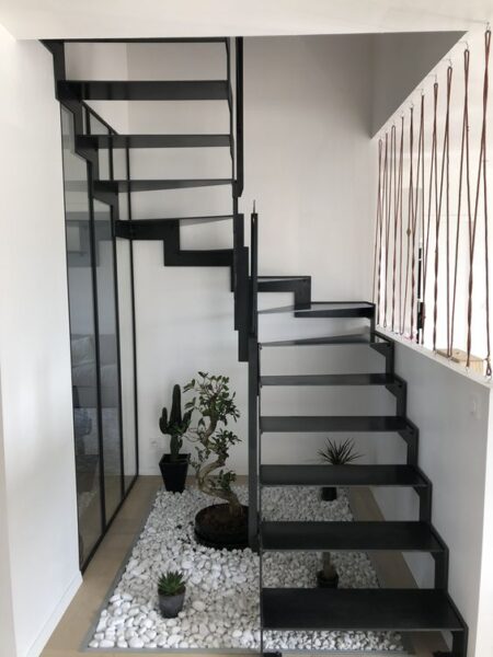 Escalera de hierro moderna